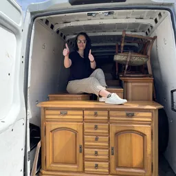 Houten dressoir met laden en kastdeuren, gefotografeerd in een bestelwagen