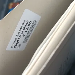 Prijssticker op witte ondergrond met artikelnummer en barcode