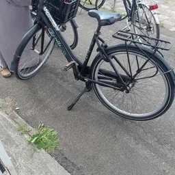 Tweedehands fietsen op straat uitgestald voor verkoop