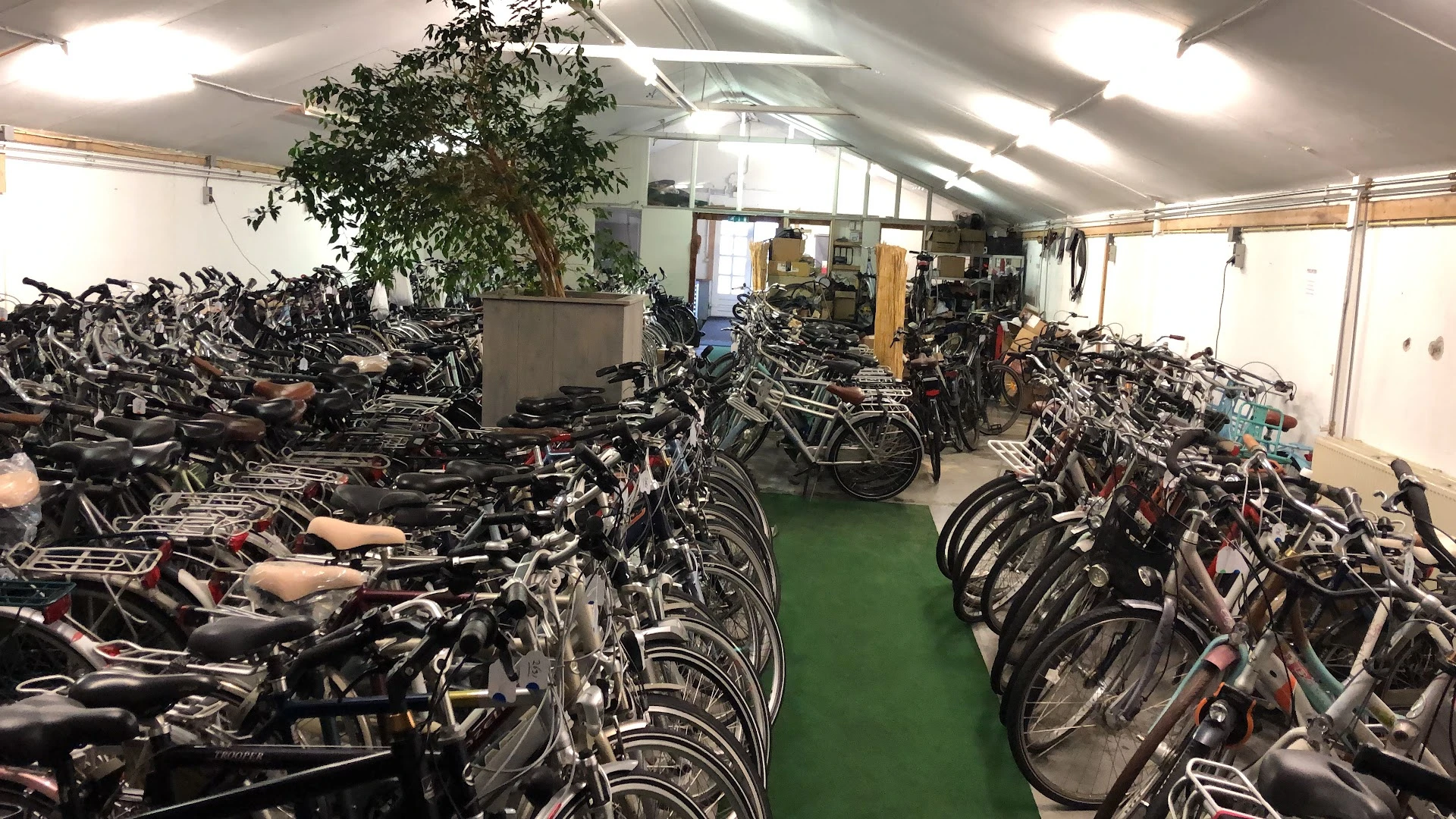 EuroBicycle Megastore Maarssen in Maarssen met tweedehands meubels en kleding