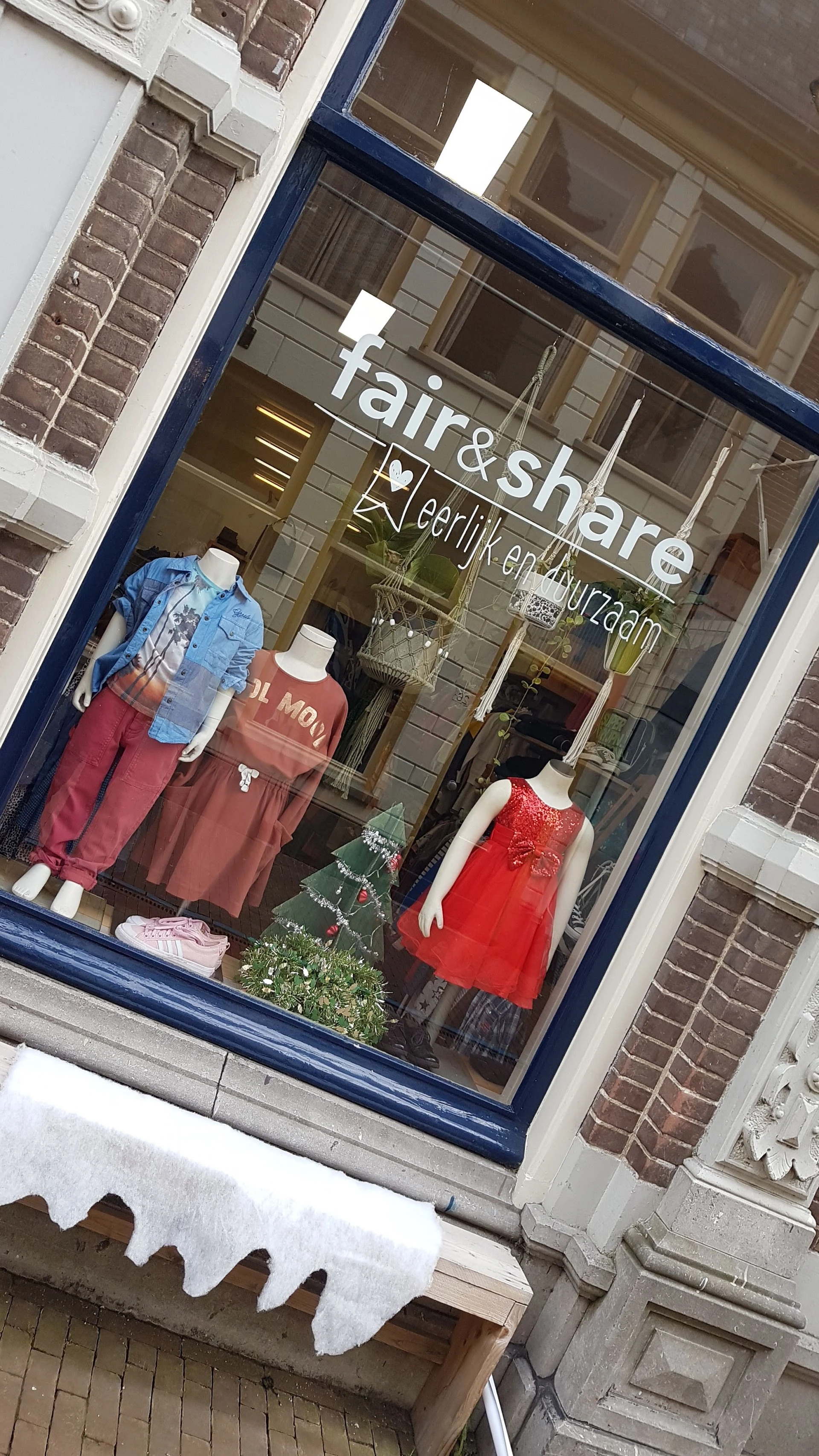 Kringloopwinkel Fair and Share - Eerlijk en duurzaam in Kampen met tweedehands tweedehandsspullen en vintage kleding