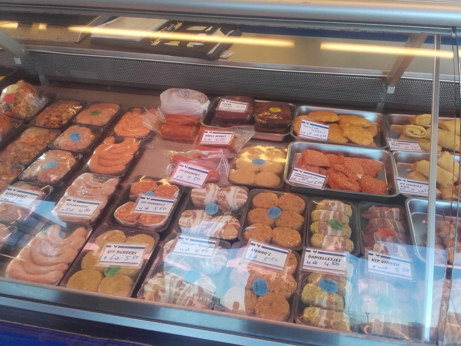 Familie Kringloop in Berlicum met tweedehands boeken, elektronica en kinderschoenen