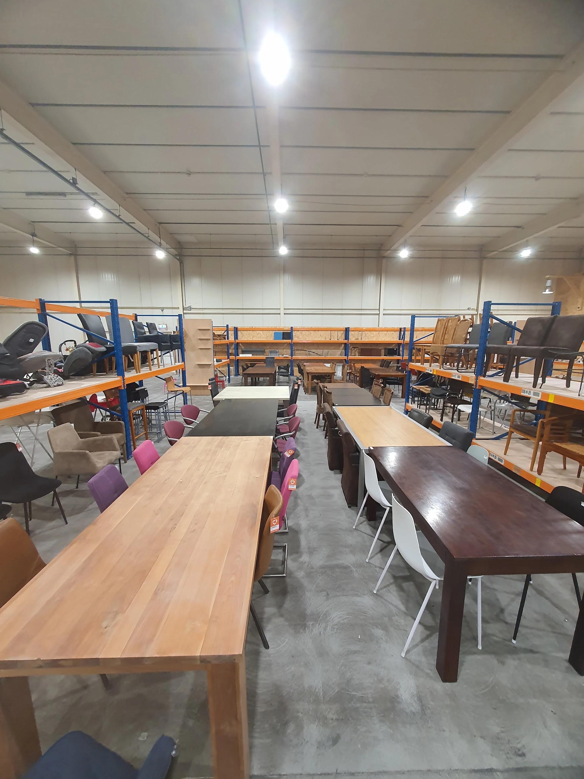 Felix Kringloop Almelo in Almelo met tweedehands boeken, gereedschappen en huishoudelijke apparaten