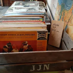 Bezoeker foto van Ferini Nieuwvliet Vintage Theater Kunst Tweedehands Boeken Kado in Nieuwvliet