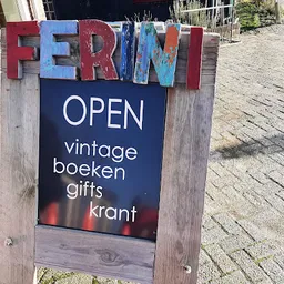 Bezoeker foto van Ferini Nieuwvliet Vintage Theater Kunst Tweedehands Boeken Kado in Nieuwvliet