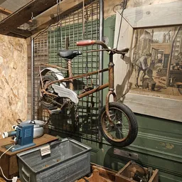 Vintage kinderfiets met witte banden tegen groene stellage in winkelinterieur