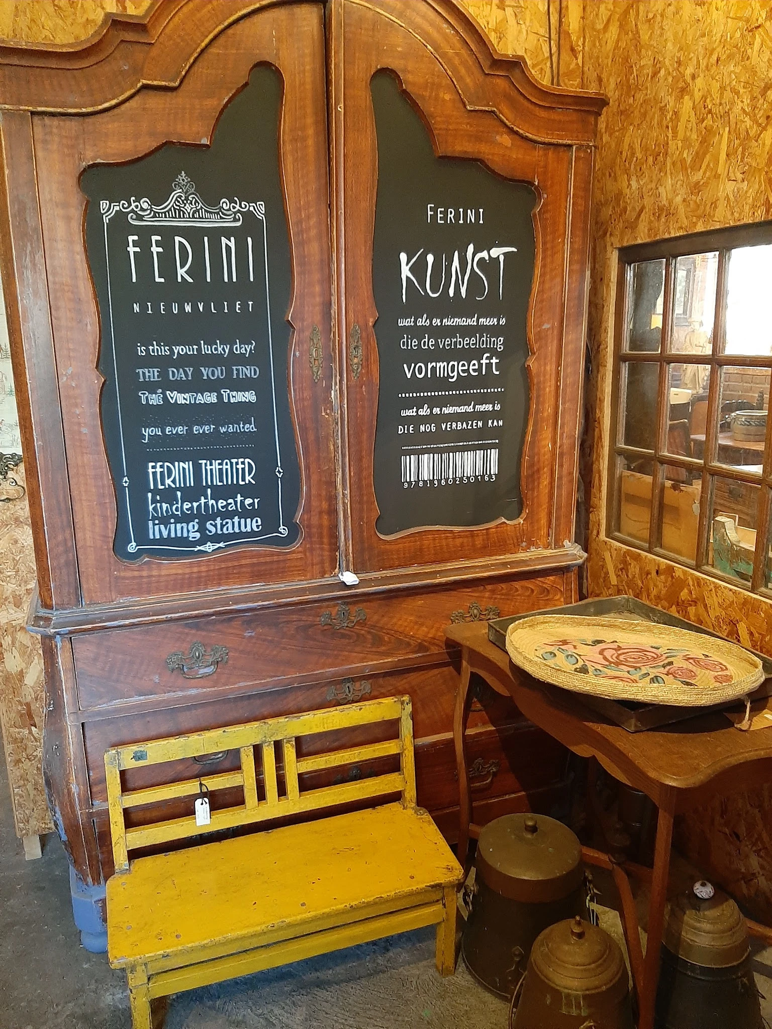 Vintage interieur met houten meubels, krijtborden met aanbiedingen en decoratieve items