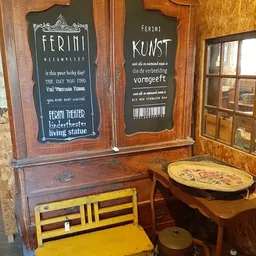 Vintage interieur met houten meubels, krijtborden met aanbiedingen en decoratieve items