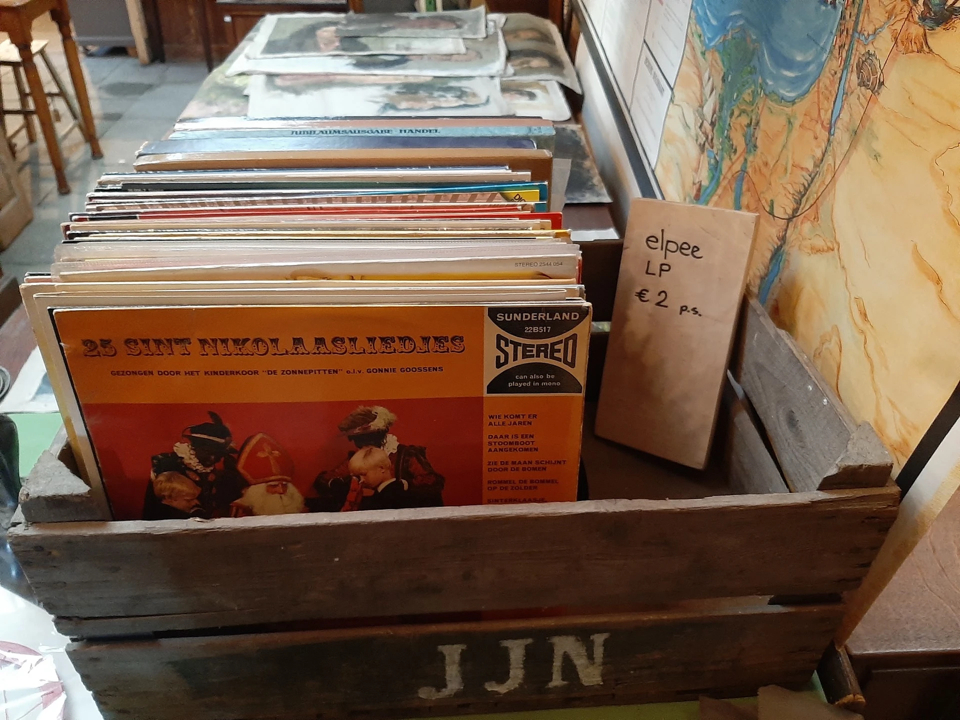 Houten krat met vinyl LP's en platen, waaronder klassieke albumhoezen in oranje en bruin