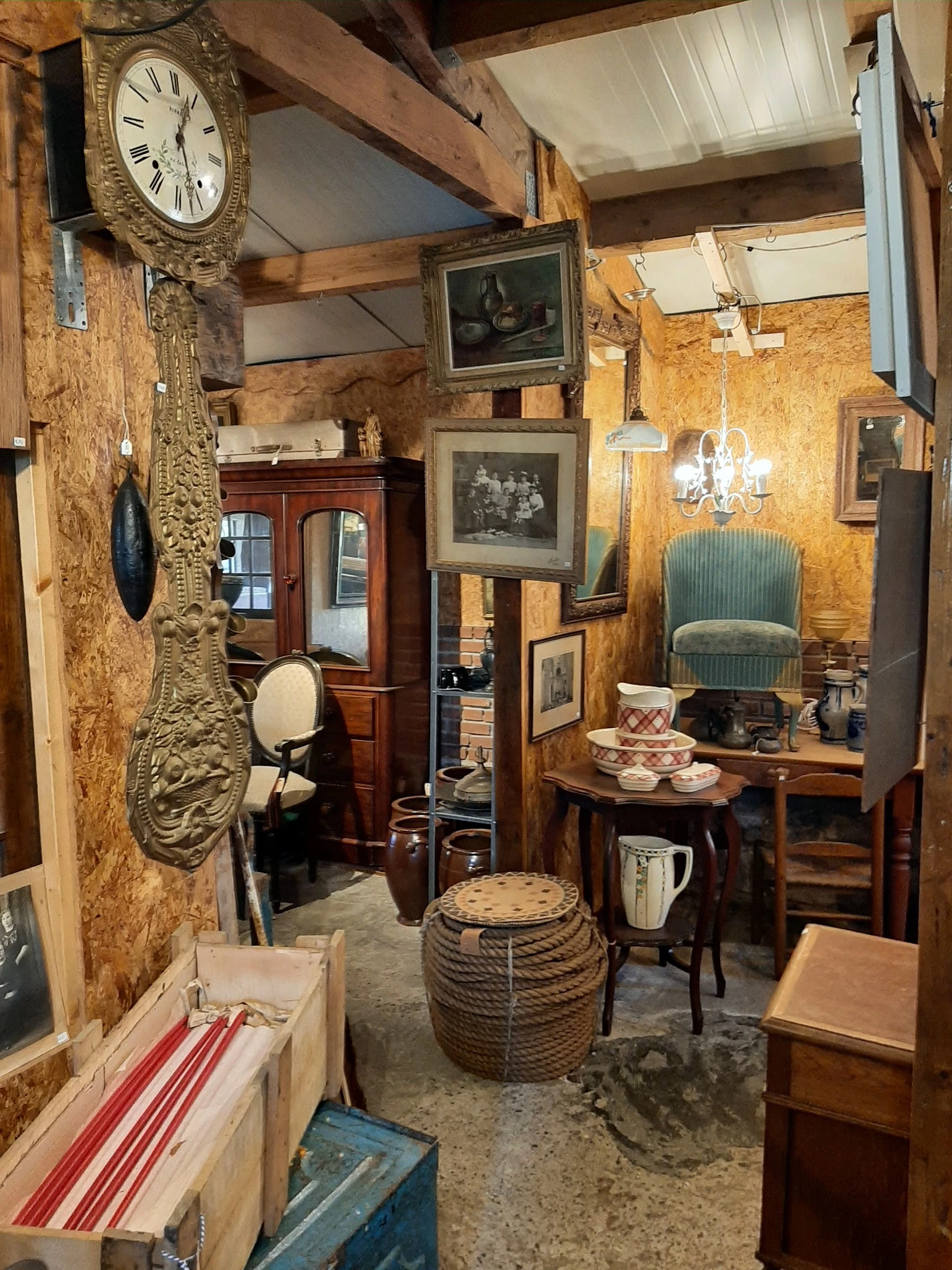 Vintage winkelinterieur met antieke meubels, schilderijen, servies en decoratieve voorwerpen tegen getextureerde wanden