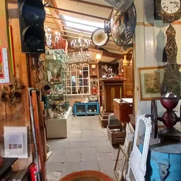 Winkelvloer met vitrines, houten meubels, kunst- en decoratieobjecten in een vintage winkel