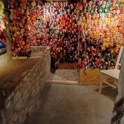 Vintage poppenhuiskasten en театральные куклы aan de muren van een tweedehandswinkel