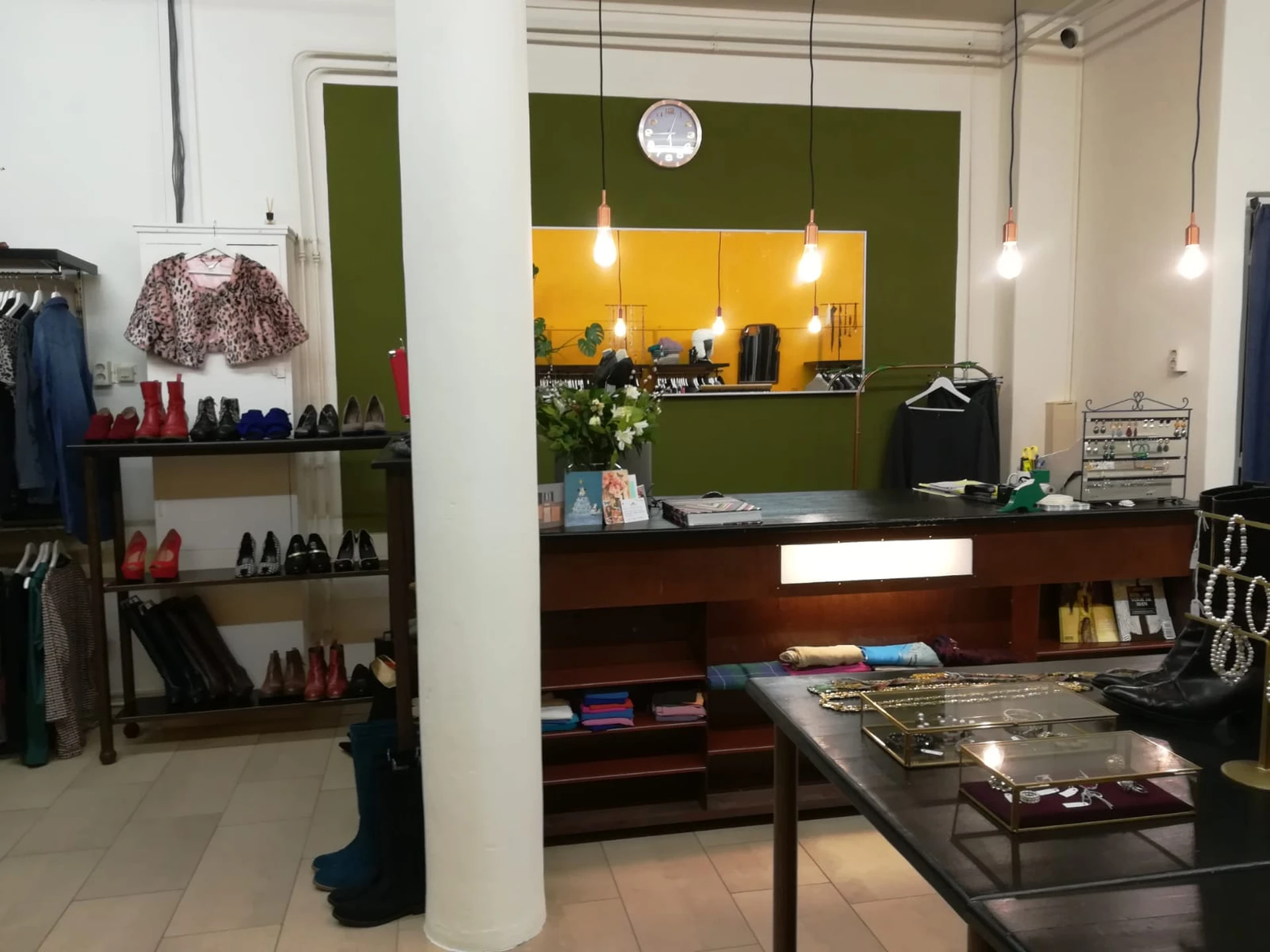 Kringloopwinkel Find | Tweedehands Kleding in Groningen Stad met tweedehands accessoires, schoenen en vintage kleding