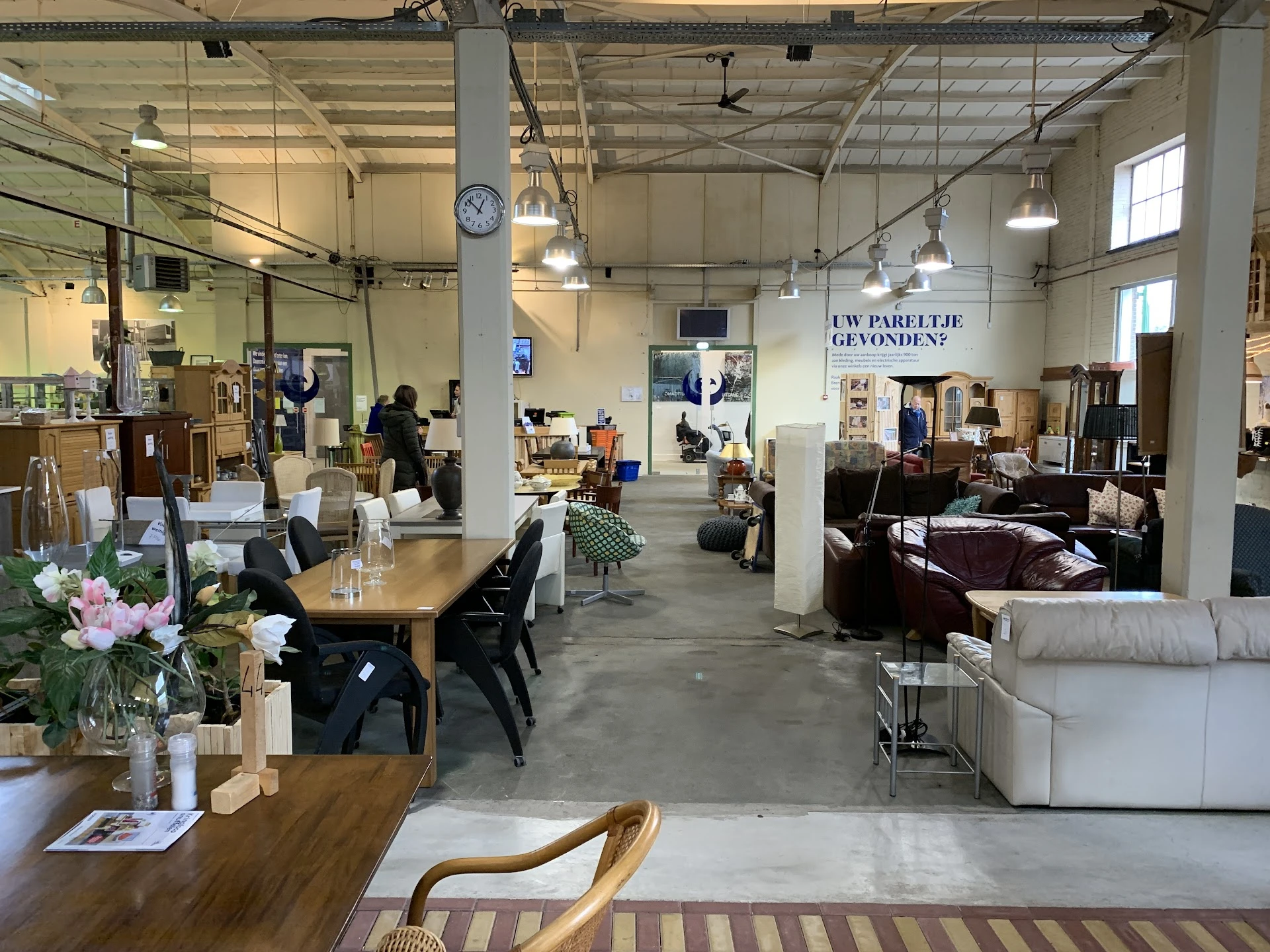 Foenix Kringloop & Reintegratie in Apeldoorn met tweedehands audioapparatuur, boeken en elektronica