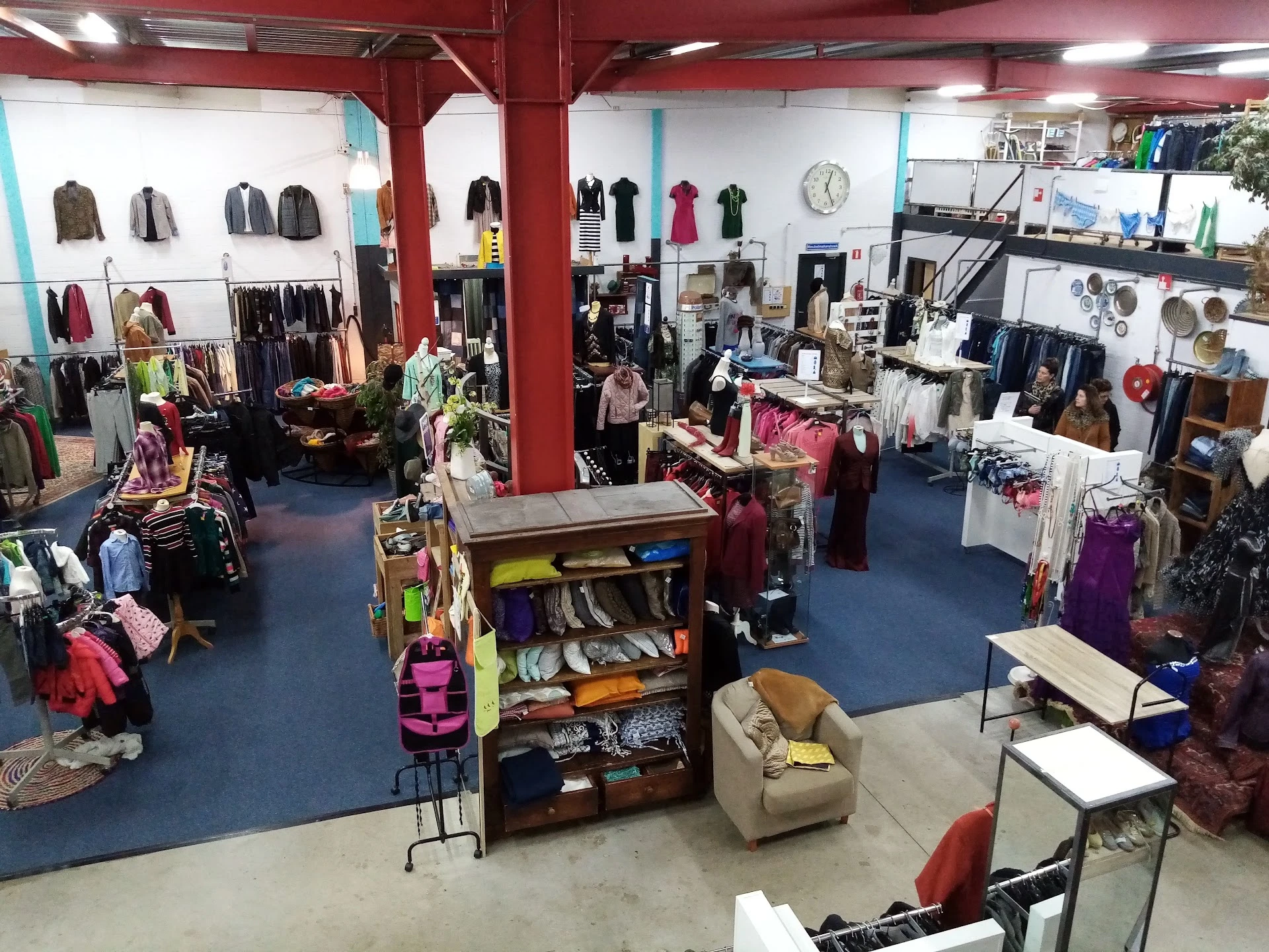 Foenix Kringloop & Reintegratie in Apeldoorn met tweedehands audioapparatuur, boeken en elektronica