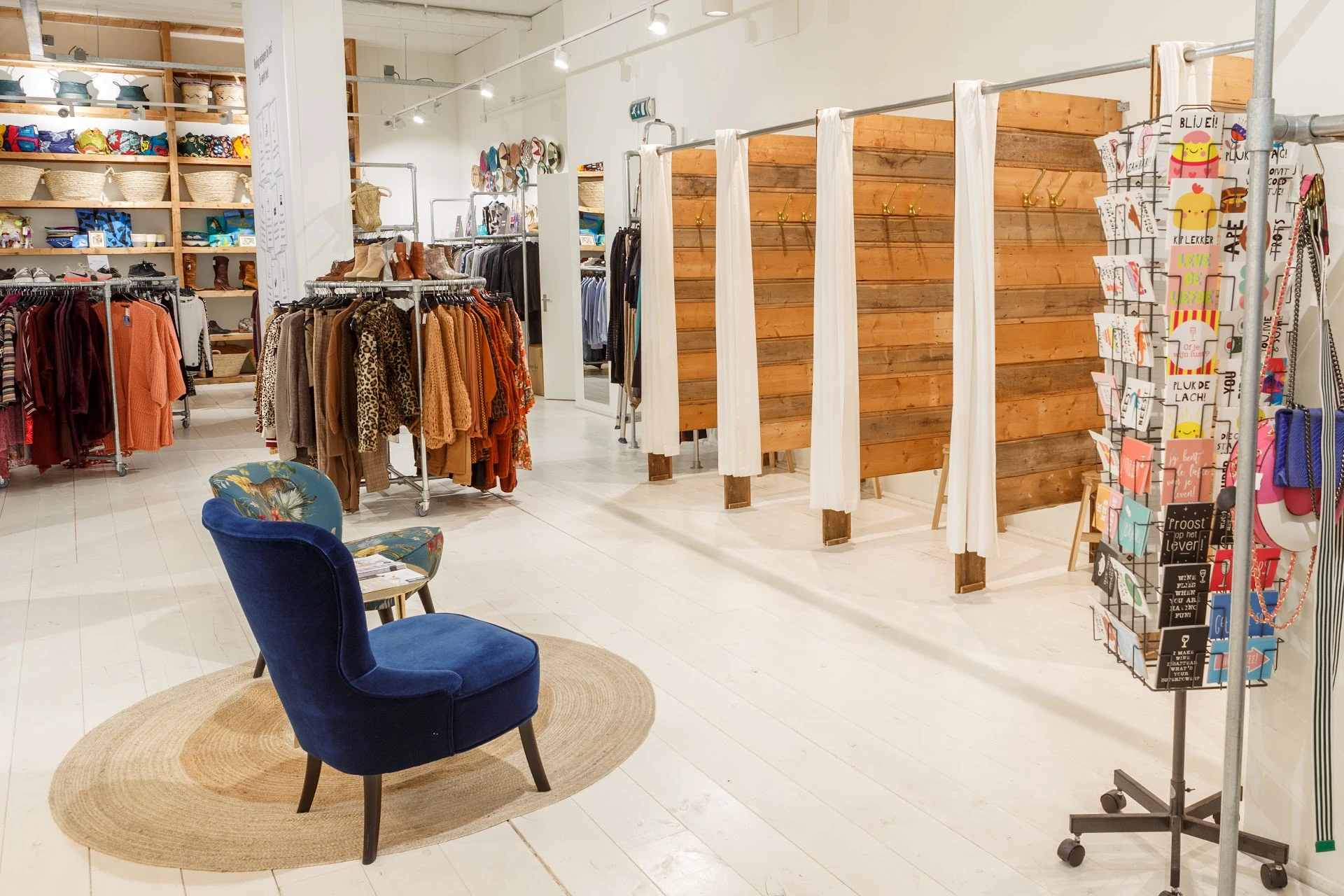 Foenix Kringloop & Reintegratie in Apeldoorn met tweedehands audioapparatuur, boeken en elektronica