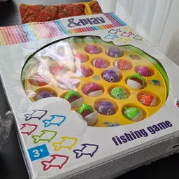 Geel speelgoedvissenspel met gekleurde ballen en hengels in verpakking