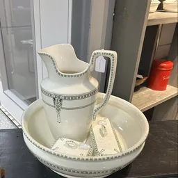 Vintage porseleinset met kan, kom en servetten met art deco-motief in crème kleur