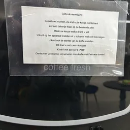 Instructies voor koffieautomaat Coffee Fresh met Nederlands tekst, inclusief stappen om drank te bereiden