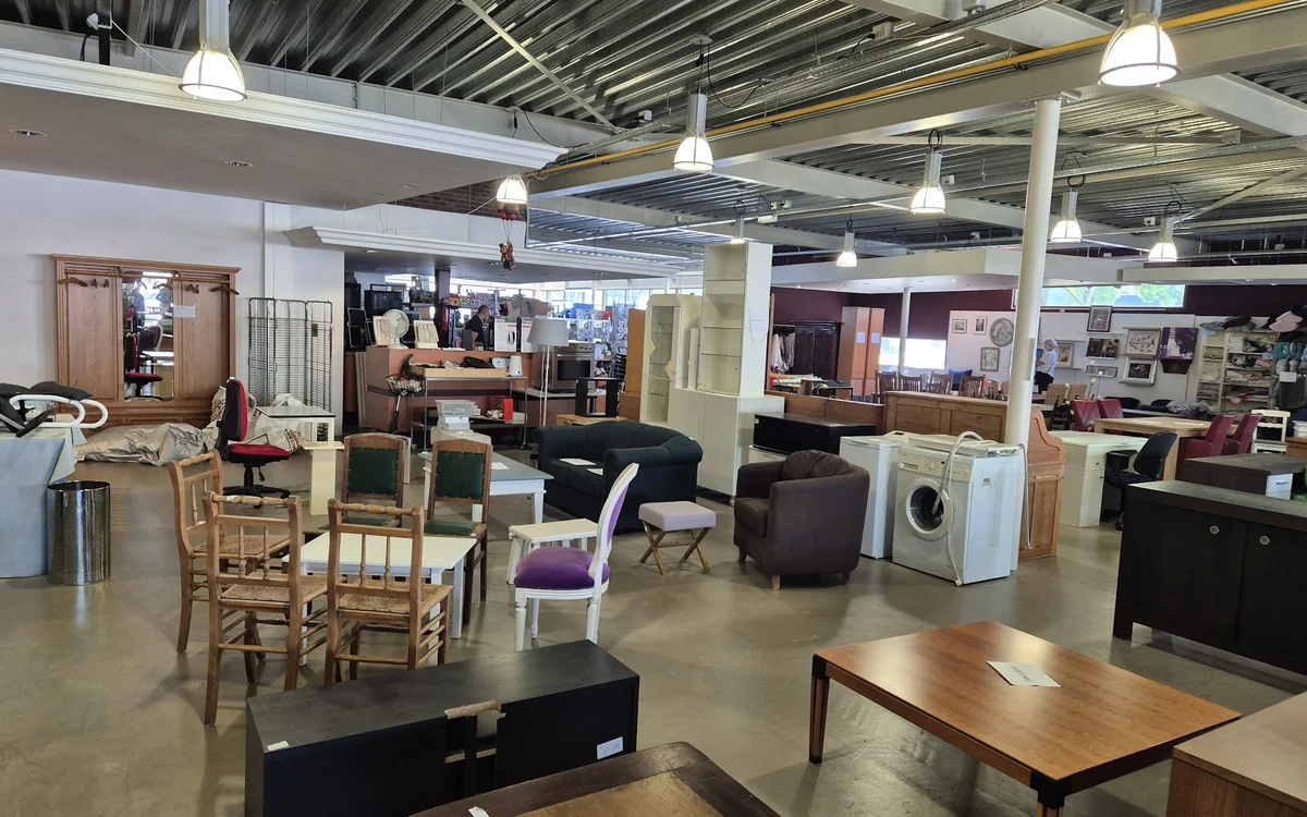 Kringloopwinkel Foundation Thrift Deurne 'Life for Life' in Deurne