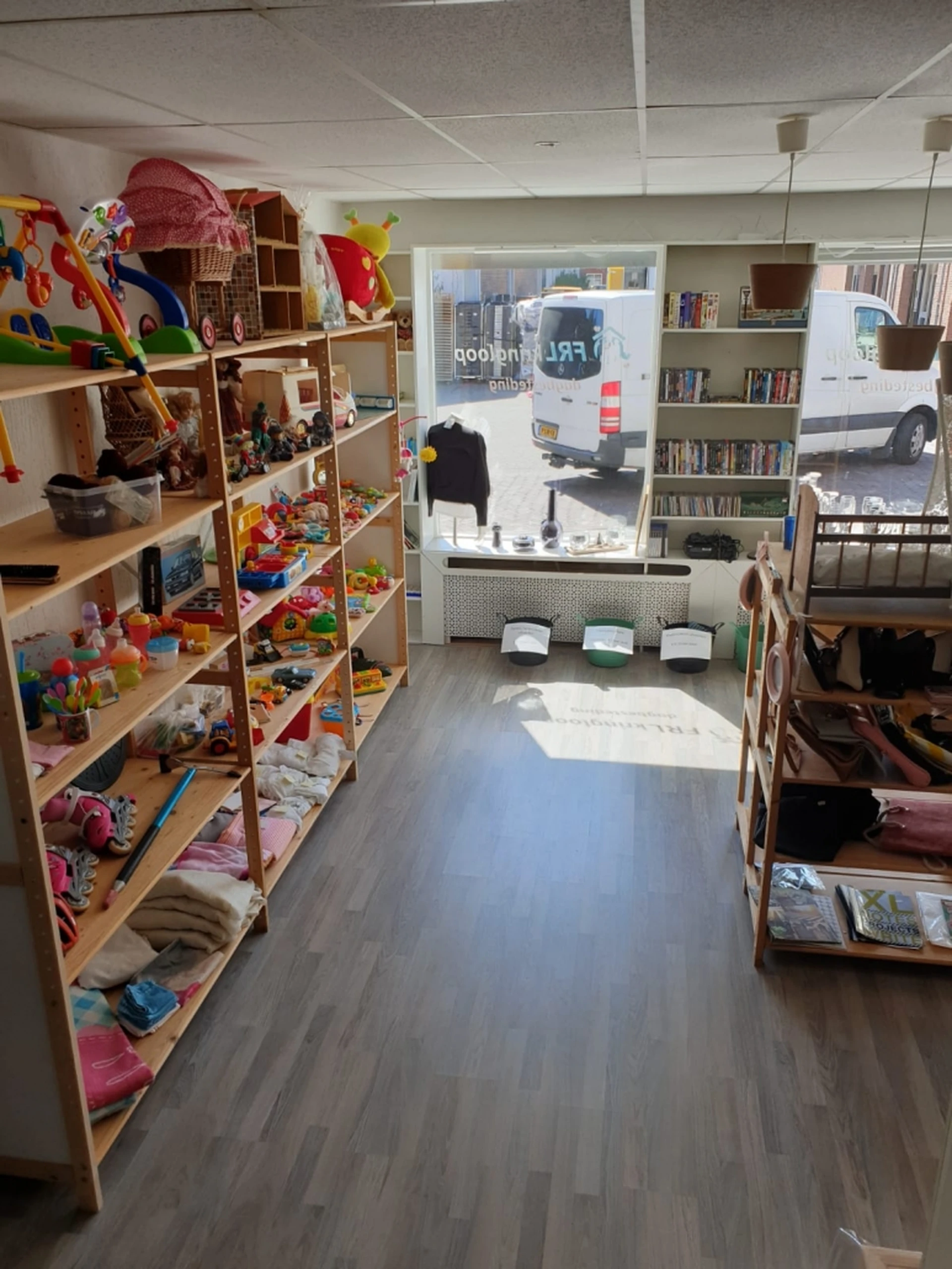 Frl Kringloopwinkel Dagbesteding in Heerenveen met tweedehands boeken, huis- en inrichting en huishoudelijke apparaten