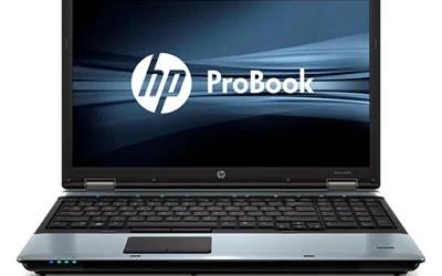 HP ProBook laptop met open scherm toont het bedrijfslogo