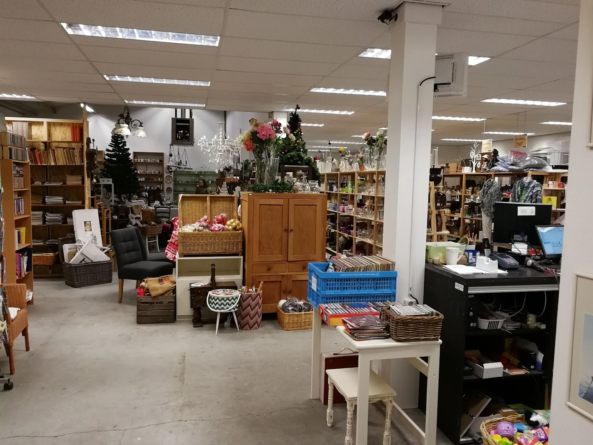 GAiN kringloopwinkel in Nieuw-Lekkerland met tweedehands boeken, kleding en landkaarten