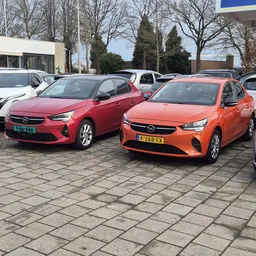 Enkele gebruikte auto's uitgestald op het parkeerterrein van een autobedrijf