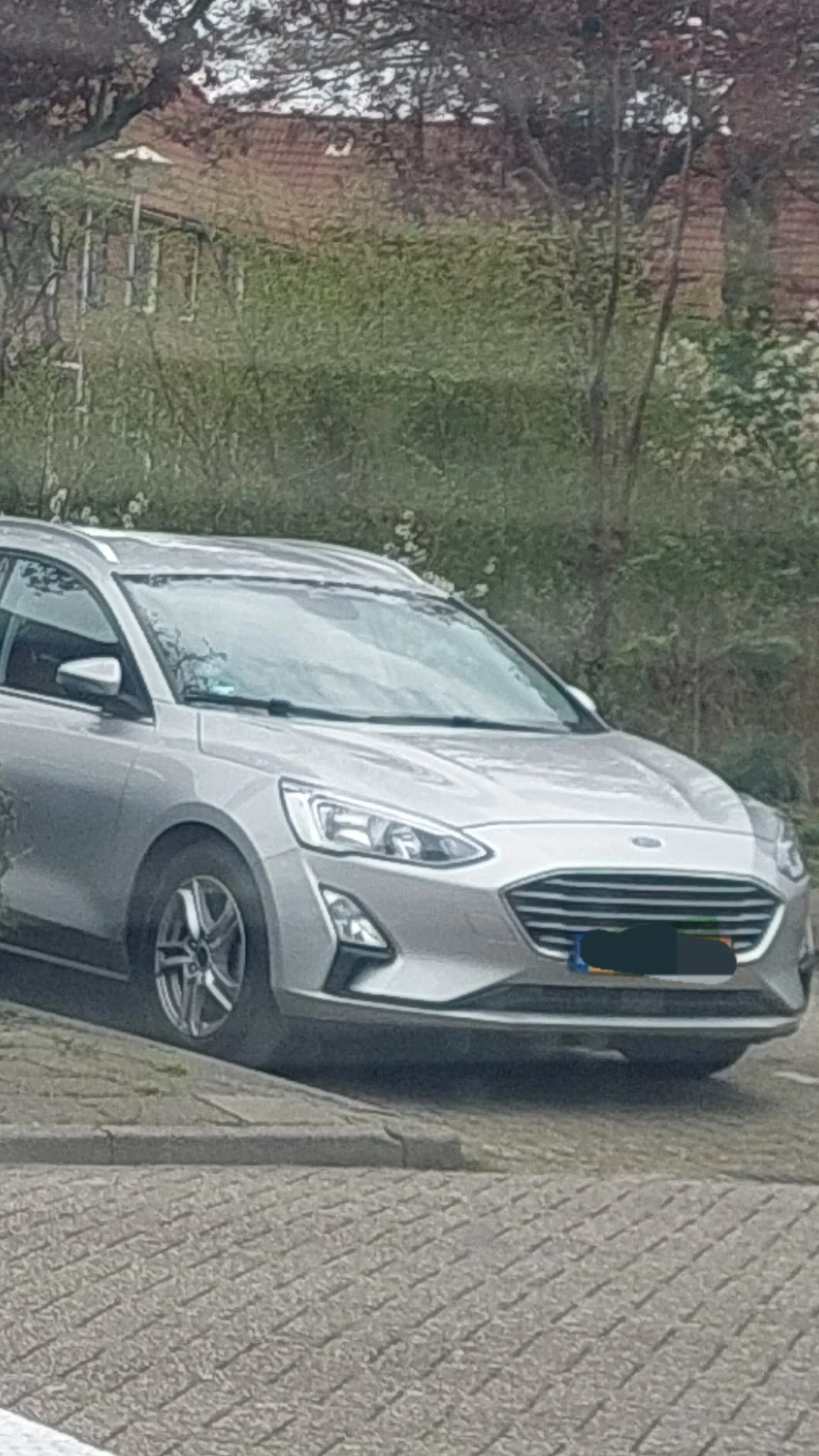 Zilverkleurige Ford Focus stationwagen buiten tentoongesteld