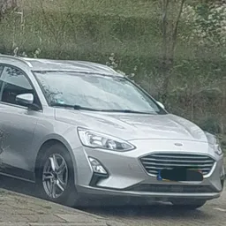Zilverkleurige Ford Focus stationwagen buiten tentoongesteld