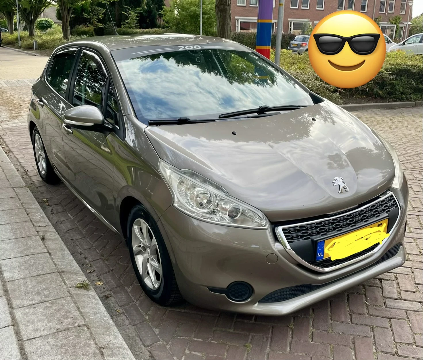 Zilvergrijze Peugeot 208 auto op parkeerplaats van bovenaf gefotografeerd