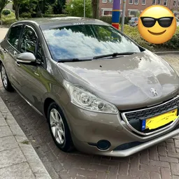 Zilvergrijze Peugeot 208 auto op parkeerplaats van bovenaf gefotografeerd