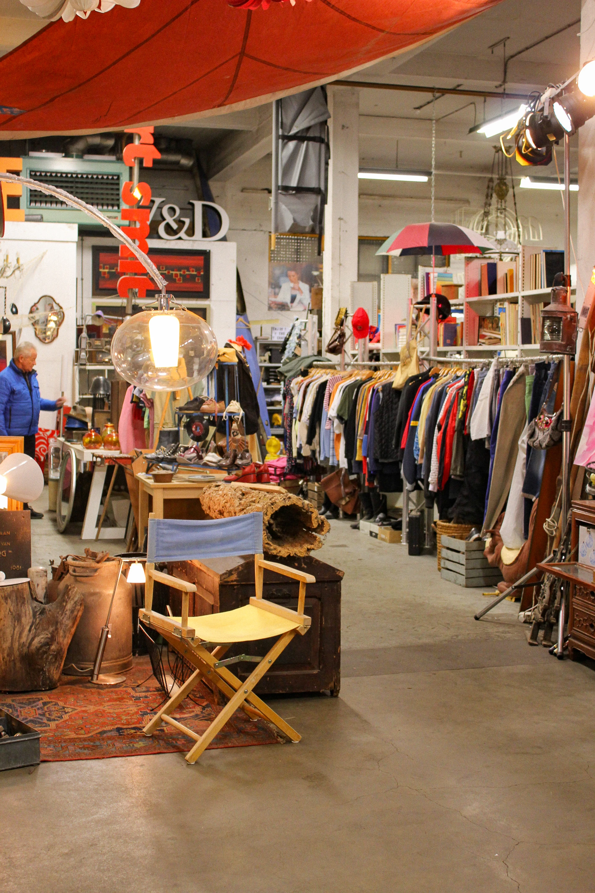 Kringloopwinkel Garage Sale Krommenie in Krommenie met tweedehands boeken, meubels en rolstoeltoegankelijke ingangen