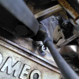 Close-up van een motoronderdeel met 'OMEO' tekst zichtbaar