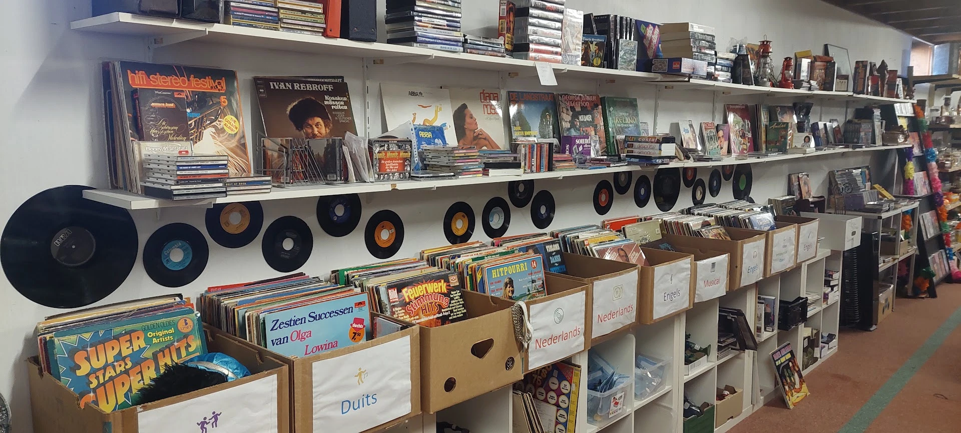 Garagesale in Sprang-Capelle met tweedehands meubels en kleding