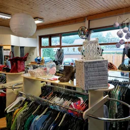 Kringloopwinkel Kringloopwinkel Garderobe Kleding Inbrengwinkel in De Wilp