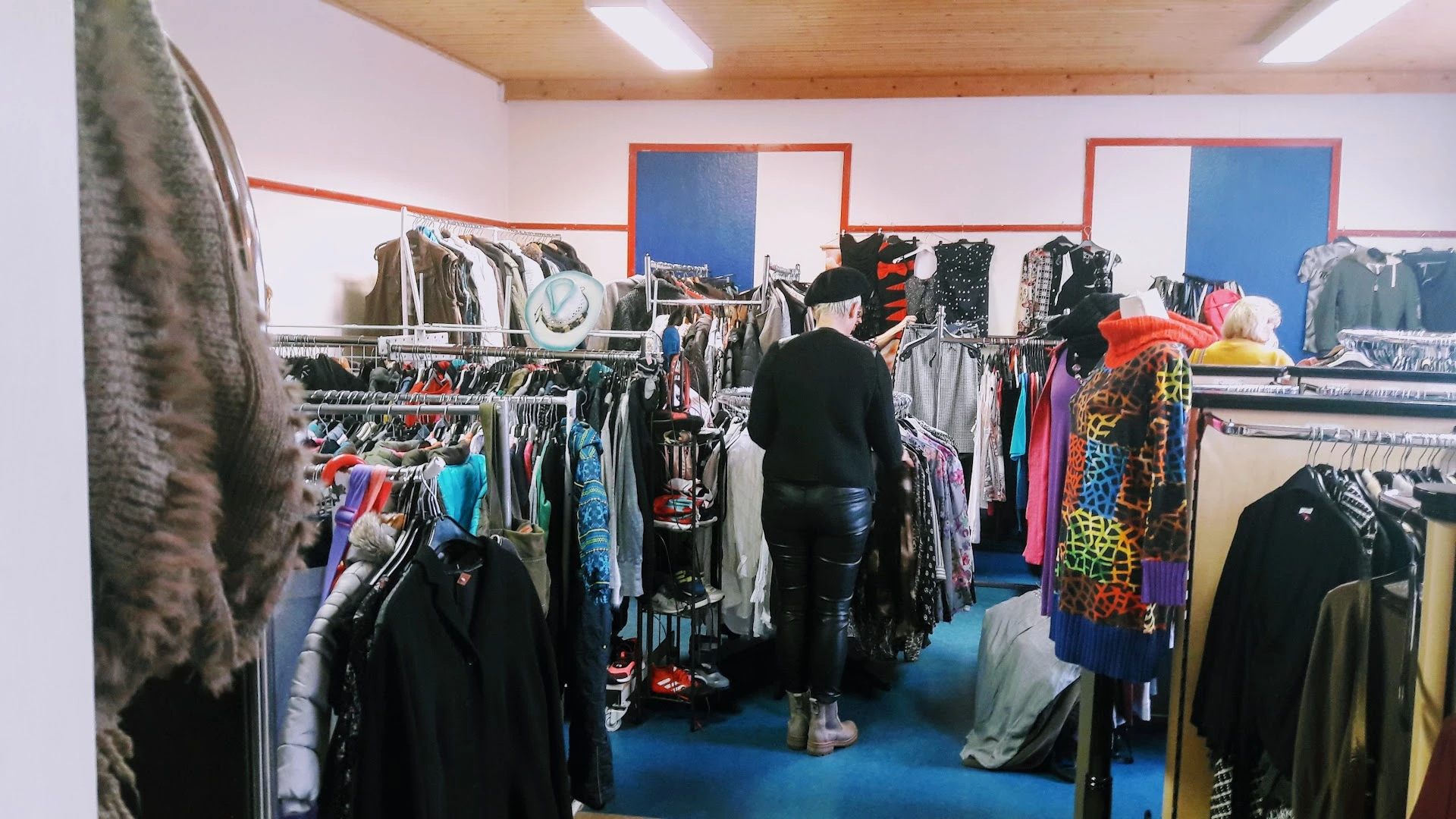 Kringloopwinkel Garderobe Kleding Inbrengwinkel in De Wilp met tweedehands betaalbare kleding, kleding en korting