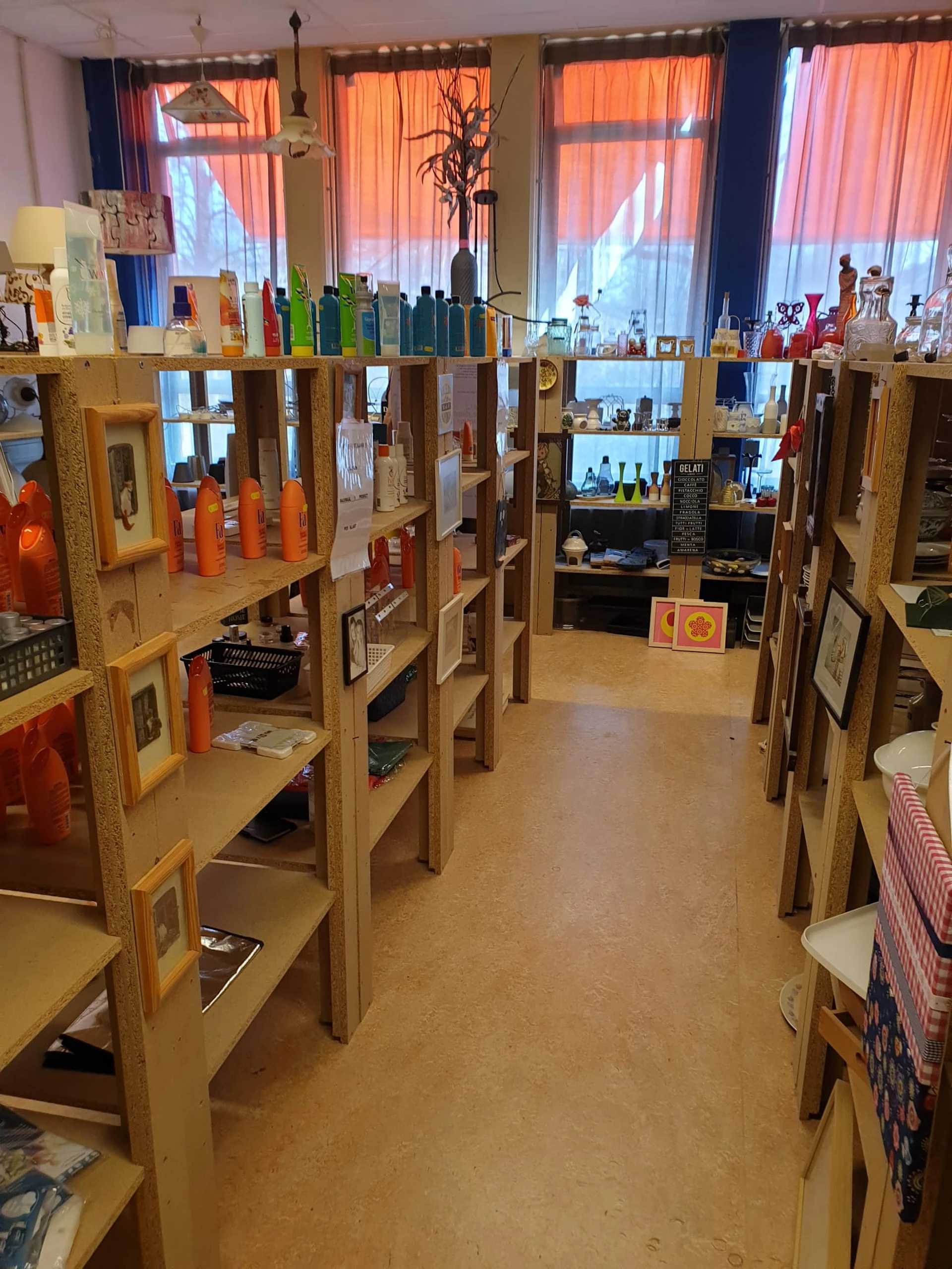 Kringloopwinkel Kringloopwinkel Gea's Weggeefwinkel Vinkhuizen in Groningen Stad