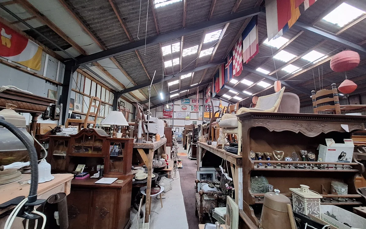Kringloopwinkel Gebr Lekx in Obdam met tweedehands huis- en inrichting, meubels en muziek