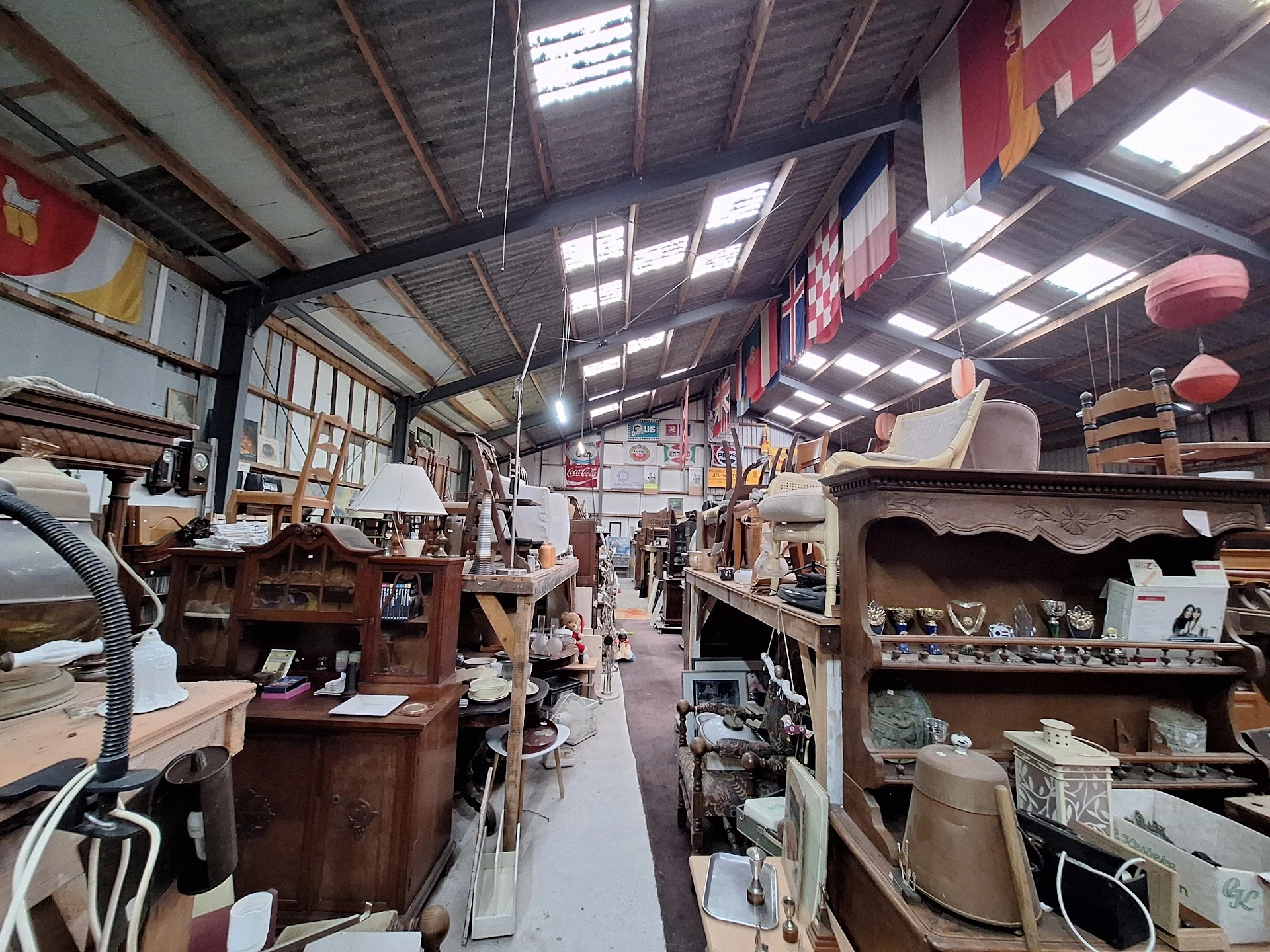 Kringloopwinkel Gebr Lekx in Obdam met tweedehands huis- en inrichting, meubels en muziek