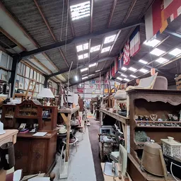Kringloopwinkel Gebr Lekx in Obdam met tweedehands huis- en inrichting, meubels en muziek