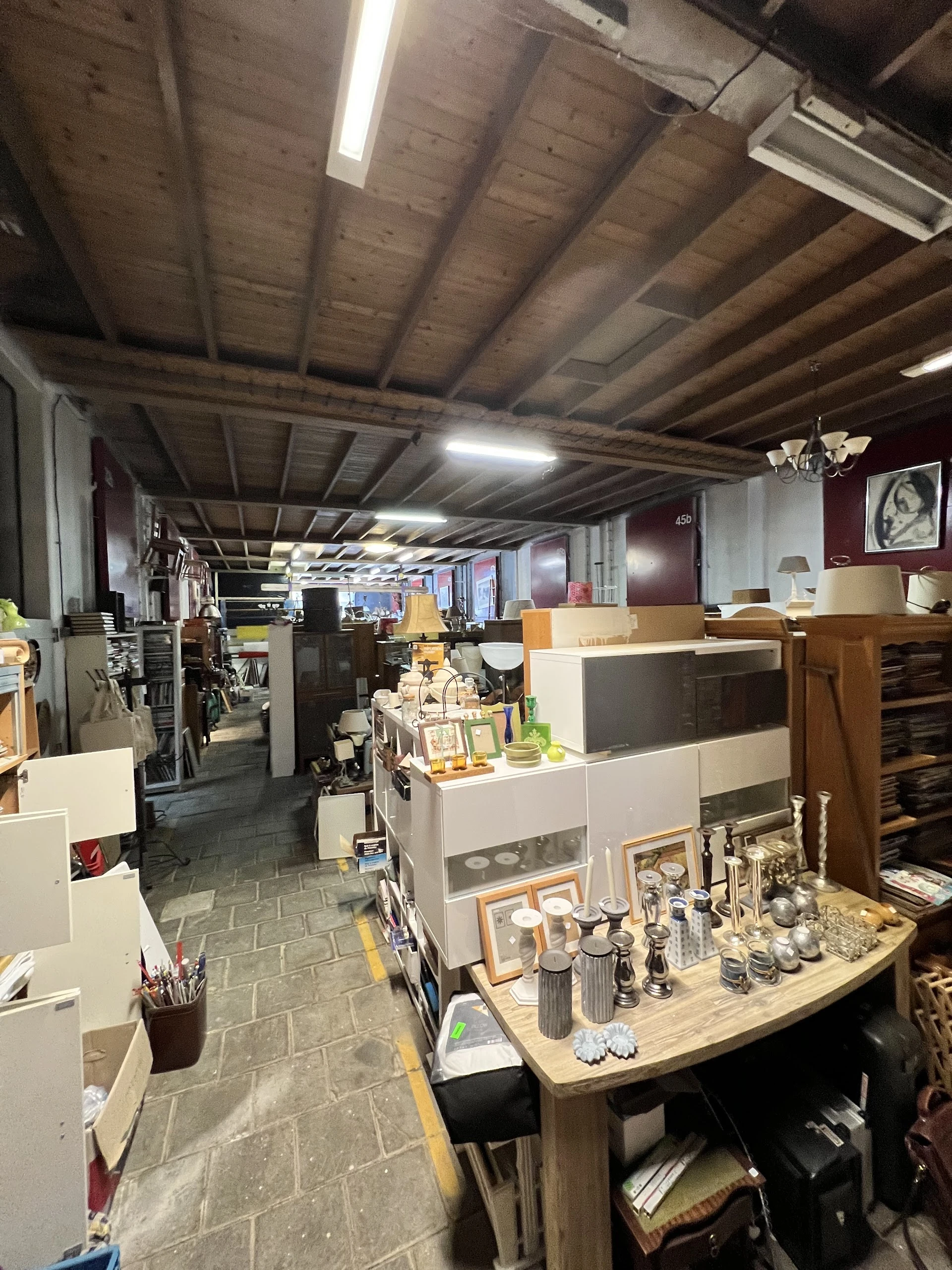 Kringloopwinkel Gebruikt als Nieuw in Den Bommel met tweedehands antieke spullen, boeken en huishoudelijke apparaten