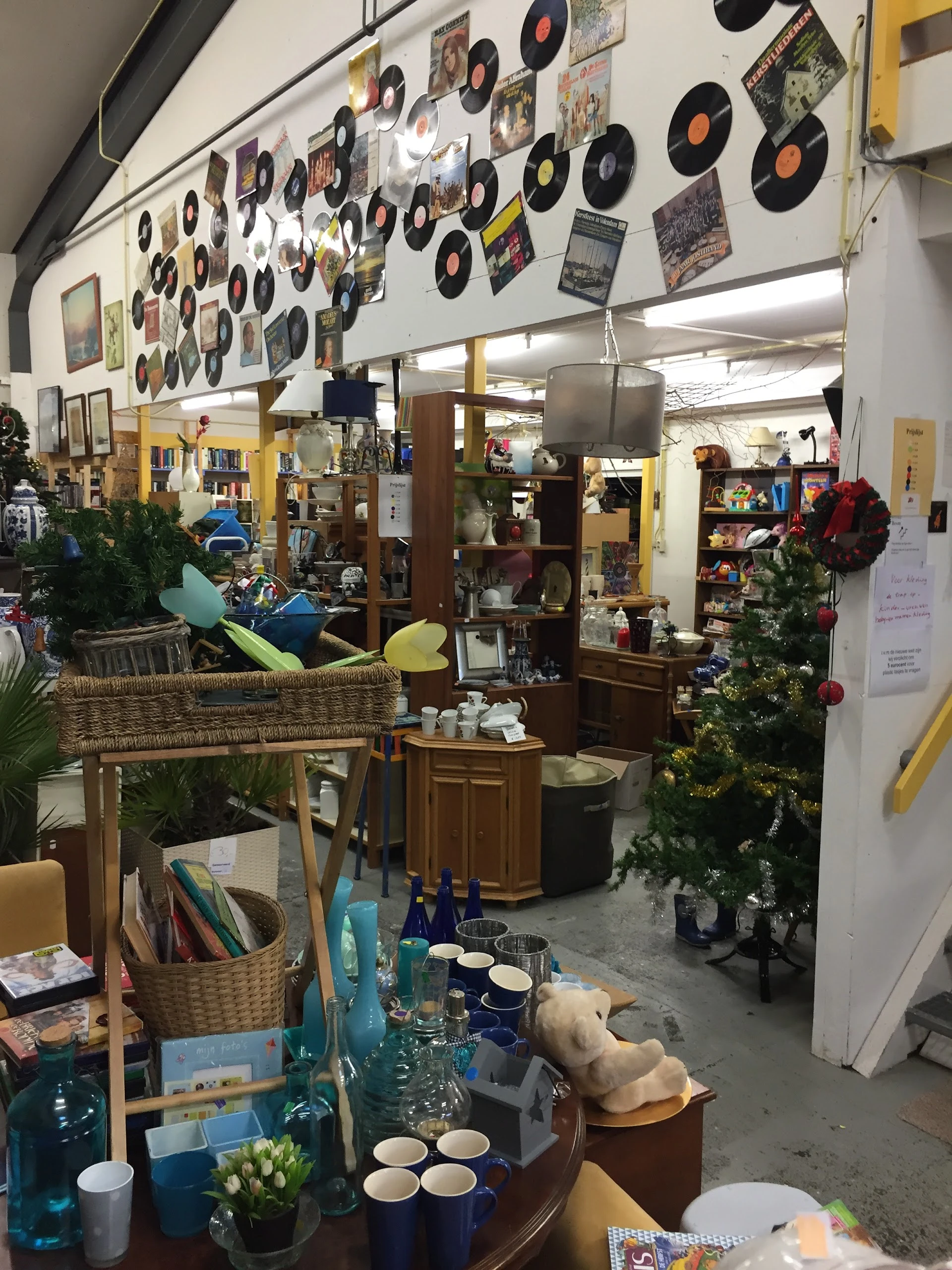 Kringloopwinkel Gebruikt Goed, Ipse de Bruggen in Nieuwkoop met tweedehands boeken, gereedschappen en huishoudelijke appar...