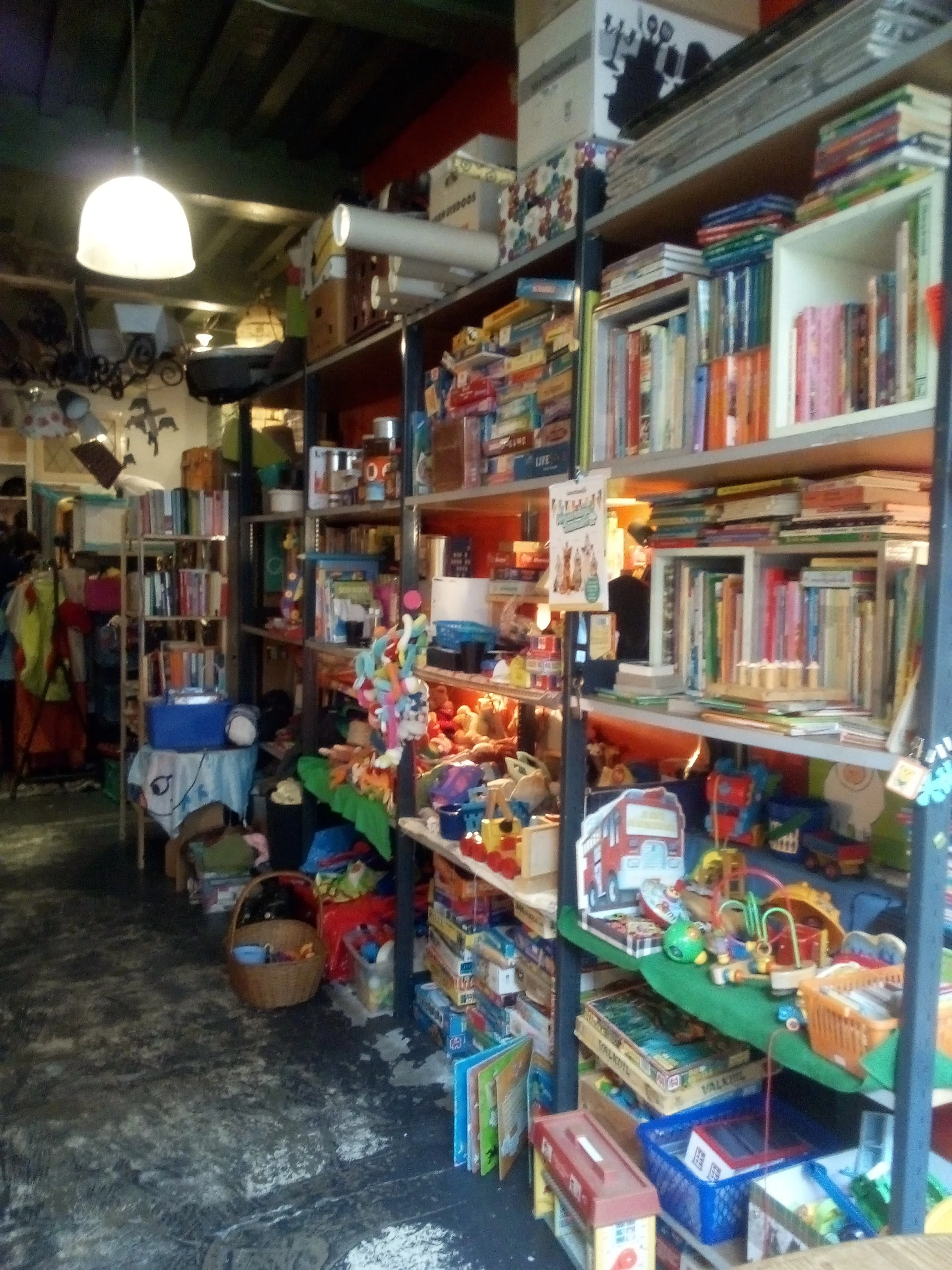 Kringloopwinkel Geefwinkel in Gorinchem met tweedehands boeken, huis- en inrichting en kleding