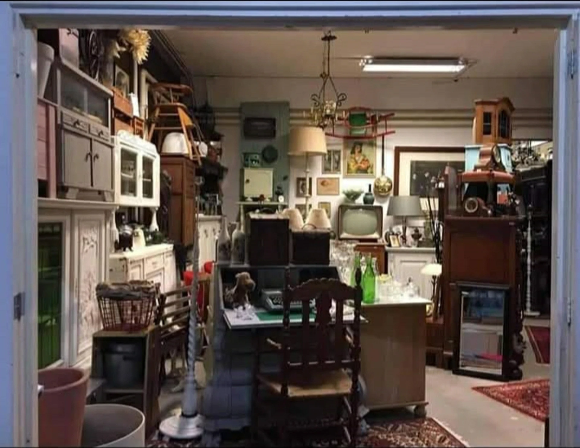 GEMA Kringloop en Brocanterie in Hengelo met tweedehands meubels en kleding