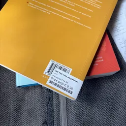 Prijsstickers en barcodes op gele en rode boeken