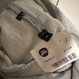 Grijze trui met prijskaartje van €7,99 en artikelnummer 47