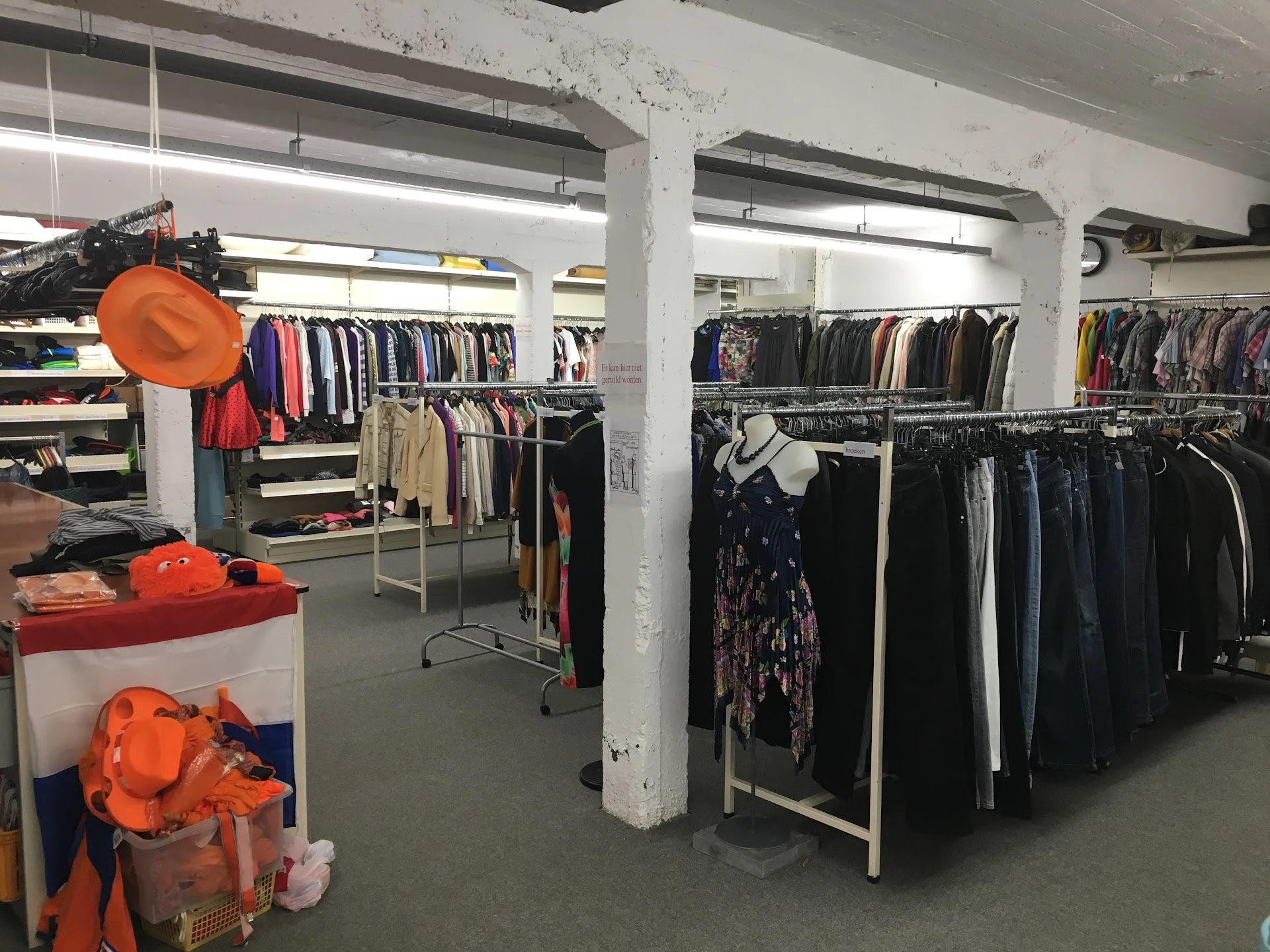 Goededoelen "De Paardestal" in Berkel en Rodenrijs met tweedehands boeken, dinky toys en huis- en inrichting