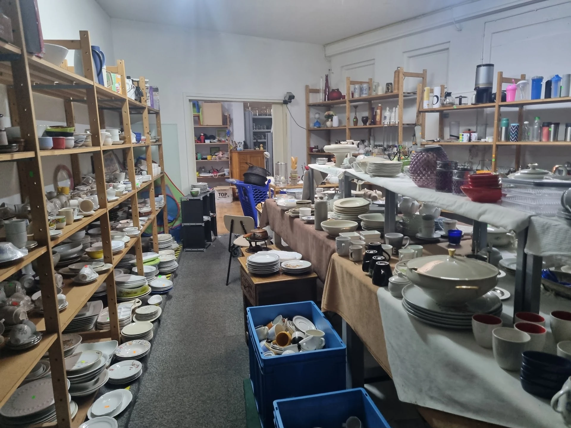 Kringloopwinkel Goederenbank Bergen in Bergen met tweedehands boeken, huis- en inrichting en kleding