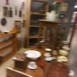 Sterk bewegingsonscherpe opname van een kamer met meubels en serviesgoed